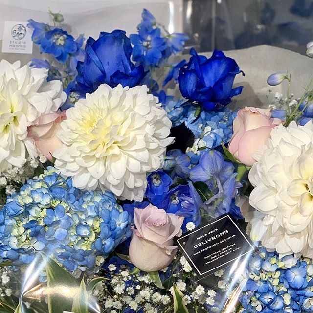 青から白へのグラデーションの花束です。男性への送別用#hikarika#青の花束 #ブルーローズ #ダリア #送別会花束