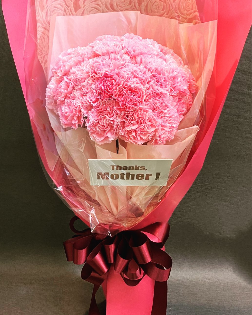 今日は、母の日です日頃の感謝を込めて、お母さんにお花を贈りましょう！岐阜グランドホテル１階、フラワースタジオヒカリカにて、母の日商品をご用意しています！是非お立ち寄りください営業時間は、9時〜17時です‍♂️