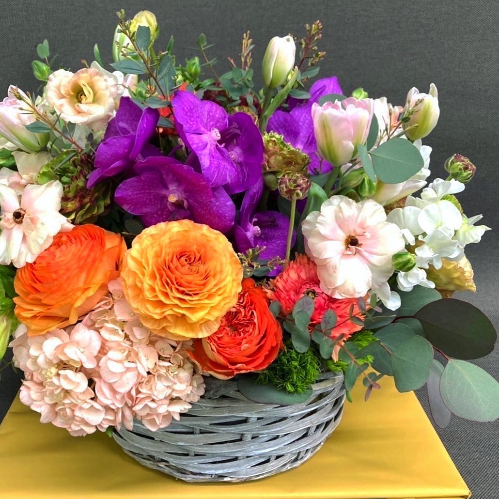 この時期らしいお花たちと　ビタミンカラーを足してお客様の気持ちも込めて〜岐阜グランド店では生花アレンジは完全　事前ご予約制になっておりますご予約は、お早めにどうぞDM、お問合せお待ちしております。